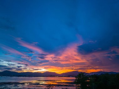 Khao Khad Phuket 'te, okyanusun üzerinde, gün batımının parlak gökyüzünde, deniz üzerindeki günbatımında, gün batımında, hava manzarası nefes kesici. Muhteşem gün batımı ya da gün doğumu manzarası Doğanın inanılmaz ışığı.