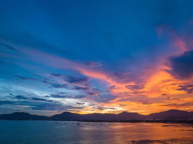 Khao Khad Phuket 'te, okyanusun üzerinde, gün batımının parlak gökyüzünde, deniz üzerindeki günbatımında, gün batımında, hava manzarası nefes kesici. Muhteşem gün batımı ya da gün doğumu manzarası Doğanın inanılmaz ışığı.