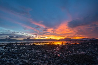 Khao Khad Phuket 'te, okyanusun üzerinde, gün batımının parlak gökyüzünde, deniz üzerindeki günbatımında, gün batımında, hava manzarası nefes kesici. Muhteşem gün batımı ya da gün doğumu manzarası Doğanın inanılmaz ışığı.