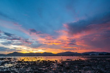 Khao Khad Phuket 'te, okyanusun üzerinde, gün batımının parlak gökyüzünde, deniz üzerindeki günbatımında, gün batımında, hava manzarası nefes kesici. Muhteşem gün batımı ya da gün doğumu manzarası Doğanın inanılmaz ışığı.