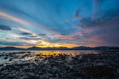 Khao Khad Phuket 'te, okyanusun üzerinde, gün batımının parlak gökyüzünde, deniz üzerindeki günbatımında, gün batımında, hava manzarası nefes kesici. Muhteşem gün batımı ya da gün doğumu manzarası Doğanın inanılmaz ışığı.