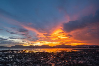 Khao Khad Phuket 'te, okyanusun üzerinde, gün batımının parlak gökyüzünde, deniz üzerindeki günbatımında, gün batımında, hava manzarası nefes kesici. Muhteşem gün batımı ya da gün doğumu manzarası Doğanın inanılmaz ışığı.
