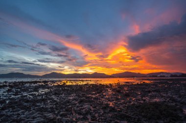 Khao Khad Phuket 'te, okyanusun üzerinde, gün batımının parlak gökyüzünde, deniz üzerindeki günbatımında, gün batımında, hava manzarası nefes kesici. Muhteşem gün batımı ya da gün doğumu manzarası Doğanın inanılmaz ışığı.