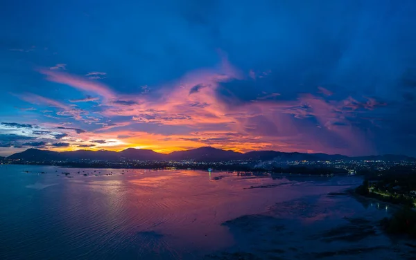 Luftaufnahme Atemberaubender Himmel Bei Sonnenuntergang Über Dem Meer Bunte Wolke — Stockfoto