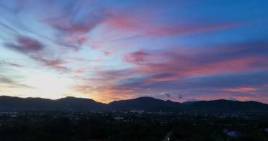 Hava fotoğrafçılığı bulutu Palai rıhtımının üzerinde güzel bir günbatımında. Palai rıhtımı Chalong piercing 'in yanında. Sahile parkeden balıkçı tekneleri..