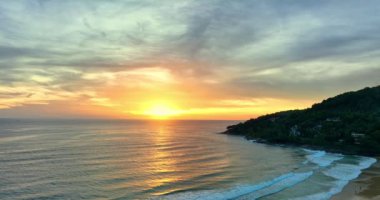 Karon Sahili 'nde gün batımında denizin üstünde inanılmaz sarı gökyüzü. Gün batımında parlak, parlak bir gökyüzü hayal edin. Gradyan altın rengi. Gökyüzü dokusu arkaplanı. 