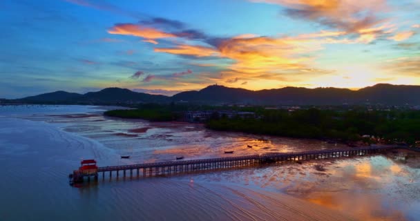 아름다운 선착장에 부두는 해변에 주차되어 Chalong Pier Fishing — 비디오