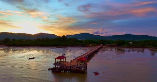 아름다운 선착장에 부두는 해변에 주차되어 Chalong Pier Fishing — 비디오