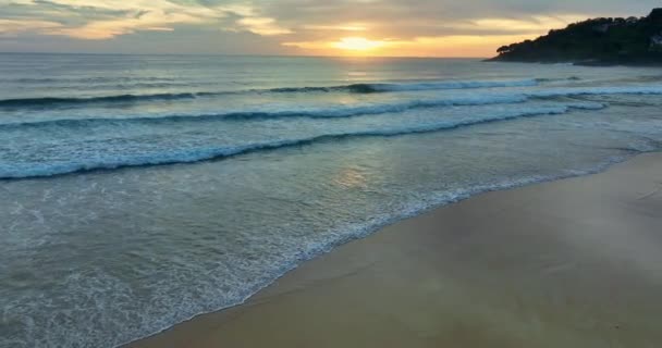 Increíble Cielo Amarillo Sobre Mar Puesta Sol Playa Karon Phuket — Vídeo de stock
