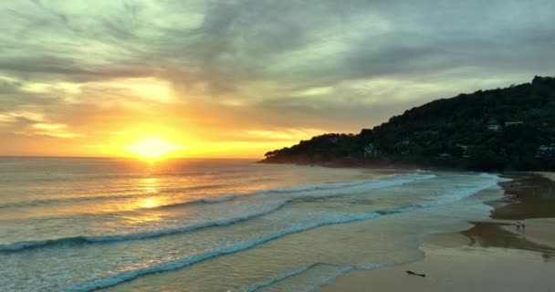 Karon Sahili Nde Gün Batımında Denizin Üstünde Inanılmaz Sarı Gökyüzü — Stok video