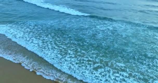 푸켓의 노랗게 내리쬐는 해안을 부서지는 풍경이었습니다 파라다이스 — 비디오