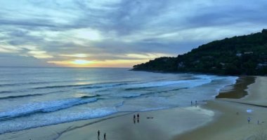 Karon Sahili 'nde gün batımında denizin üstünde inanılmaz sarı gökyüzü. Gün batımında parlak, parlak bir gökyüzü hayal edin. Gradyan altın rengi. Gökyüzü dokusu arkaplanı. 