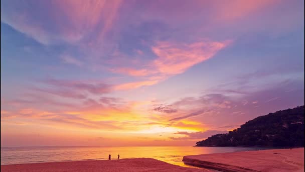 在卡隆海滩普吉岛的一条运河里 明亮的金色天空的惊人的映像想象一下在夕阳的天空中 一个奇幻的五彩斑斓的云彩在变化 明亮的色彩 天空纹理 抽象自然 — 图库视频影像