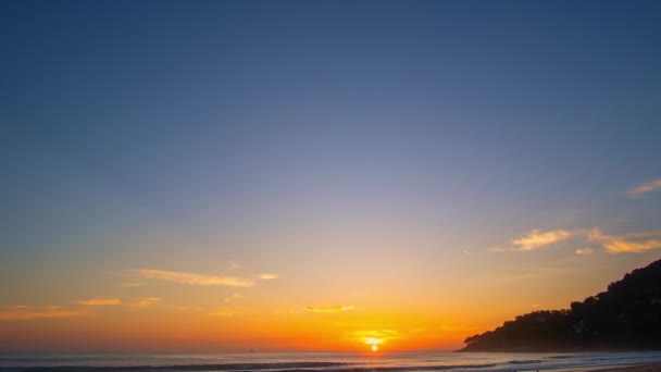 カロンビーチプーケットの海の上の日没でティムラプスの甘い空 甘い色の光線および他の大気効果が付いている夕日 — ストック動画
