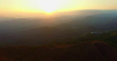 Zigzag yolu vadiden zirveye doğru esiyor Noen Chang Suek, Burma sınırında Tayland 'ın bir savaş alanıdır..
