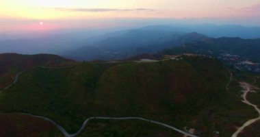 Zigzag yolu vadiden zirveye doğru esiyor Noen Chang Suek, Burma sınırında Tayland 'ın bir savaş alanıdır..