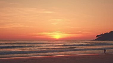 Denizin üzerinde gün batımında altın gökyüzü... günbatımında havadan altın gökyüzü deniz videosu 4K. Doğa videosu çok kaliteli. Renkli romantik gökyüzü manzarası Gökyüzünün turuncu rengiyle gün batımı 