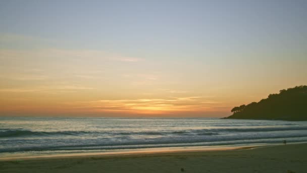 日没時の甘い空 グラデーションの色 強い色の光線と他の大気の影響を持つ日没 大きな波は日没時にビーチを襲いました — ストック動画
