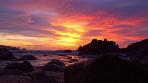 Impresionante Puesta Sol Sobre Roca Playa Kalim Patong Phuket Escena — Vídeos de Stock