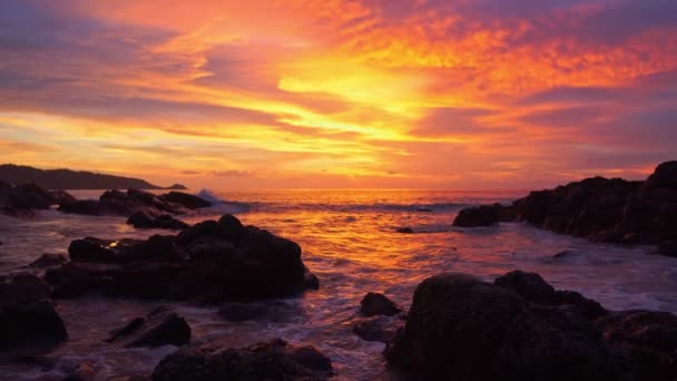 Impresionante Puesta Sol Sobre Roca Playa Kalim Patong Phuket Escena — Vídeos de Stock