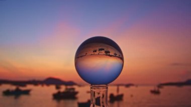 .Güneş doğarken kristal kürenin içindeki güzel doğa manzarası gökyüzüne doğru hayret verici kırmızı ışık eşsiz ve yaratıcı bir yolculuk görüntüsü...