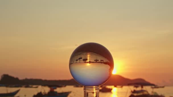 クリスタルボールの中の日の出にカラフルな自然 クリスタルボールの黄金の海での釣りボート — ストック動画