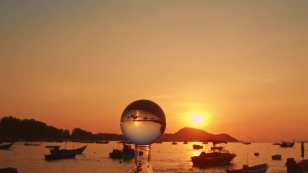クリスタルボールの中の日の出にカラフルな自然を眺め クリスタルボールの中の黄金の海で漁船 ビデオ4K 自然ビデオ自然と旅行のコンセプトの高品質な映像 — ストック動画