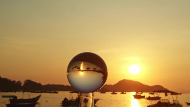 Vue Sur Nature Colorée Lever Soleil Intérieur Boule Cristal Bateaux — Video