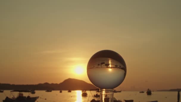 Widok Barwną Naturę Wschodzie Słońca Wewnątrz Kryształowej Kuli Łodzie Rybackie — Wideo stockowe