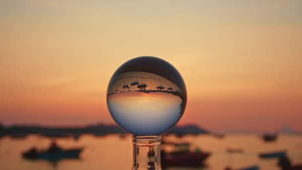 水晶球内日出时色彩斑斓的自然 渔船在金海中的水晶球中 — 图库视频影像