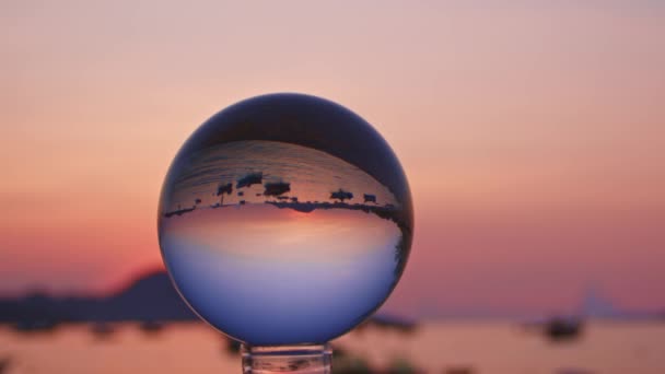 Widok Barwną Naturę Wschodzie Słońca Wewnątrz Kryształowej Kuli Łodzie Rybackie — Wideo stockowe