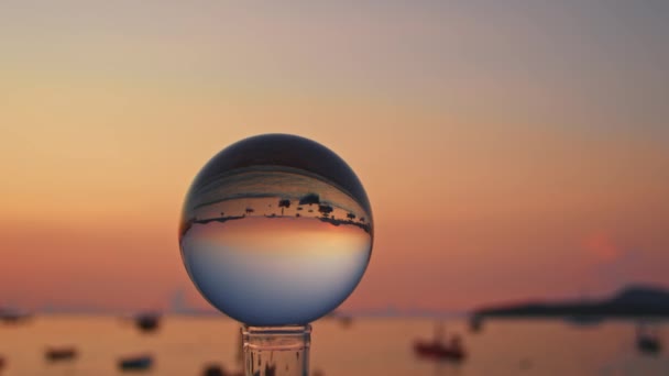 クリスタルボールの中の日の出にカラフルな自然 クリスタルボールの黄金の海での釣りボート — ストック動画
