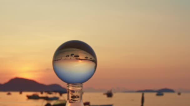 Blick Auf Bunte Natur Bei Sonnenaufgang Kristallkugel Fischerboote Goldenen Meer — Stockvideo