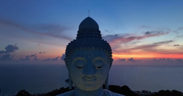 Повітряний Вид Phuket Big Buddha Красивому Заході Сонця 360 Градусів — стокове відео