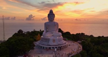 Phuket Büyük Buda 'nın etrafındaki hava manzarası Phuket' in 360 derecelik güzel manzarası Büyük Buda bakış açısı. Seyahat ve dini fikirler için video klipleri. Çarpıcı arkaplanda pürüzsüz bulutlar.
