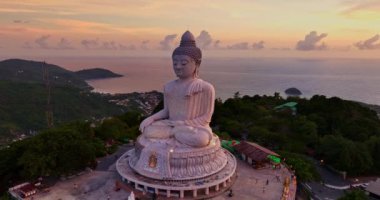 Phuket Büyük Buda 'nın etrafındaki hava manzarası Phuket' in 360 derecelik güzel manzarası Büyük Buda bakış açısı. Seyahat ve dini fikirler için video klipleri. Çarpıcı arkaplanda pürüzsüz bulutlar.