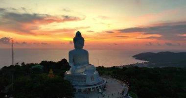 Phuket Büyük Buda 'nın etrafındaki hava manzarası Phuket' in 360 derecelik güzel manzarası Büyük Buda bakış açısı. Seyahat ve dini fikirler için video klipleri. Çarpıcı arkaplanda pürüzsüz bulutlar.