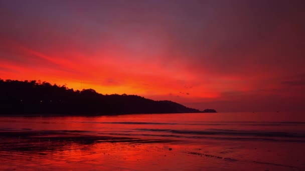在帕东海滩 夕阳西下 浪漫的红色天空 带着明亮的红光和其他大气效果的日落 明亮的色彩 天空纹理抽象的自然背景 — 图库视频影像