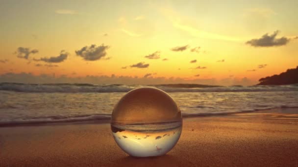 砂浜のクリスタルボールの中の夜の明るい色の美しい空黄金のビーチのクリスタルボールは波によってロールされています — ストック動画