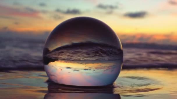 Дивовижний Вид Красиве Небо Заході Сонця Всередині Кристалічної Кулі Барвисте — стокове відео