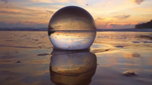 Sahildeki Kristal Kürenin Üzerindeki Muhteşem Gökyüzü Islak Kumsaldaki Kristal Kürenin — Stok video