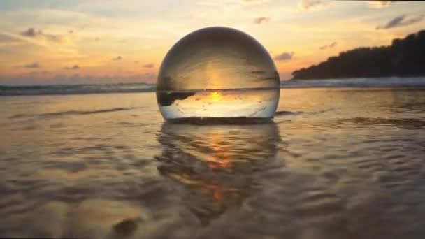 Splendido Cielo Sopra Sfera Cristallo Sulla Spiaggia Bellissimo Riflesso Del — Video Stock