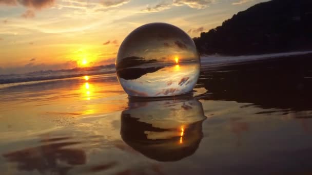 Umieść Kryształową Kulę Pochyloną Nad Linią Horyzontu Fale Oceaniczne Rozbijają — Wideo stockowe