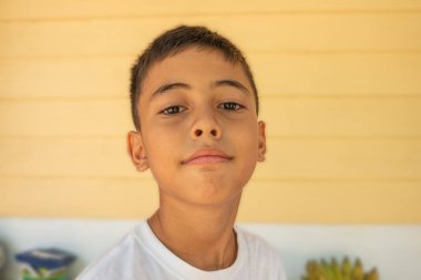 Gülümseyen yüzlü, sağlıklı ve neşeli bir çocuk.