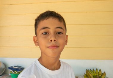 Gülümseyen yüzlü, sağlıklı ve neşeli bir çocuk.