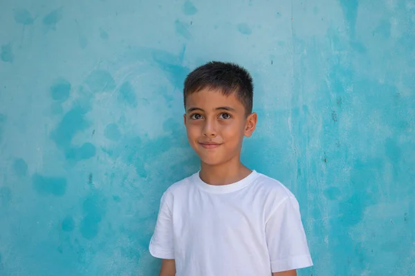 Ein Netter Junge Mit Einem Lächelnden Gesicht Gesund Und Fröhlich — Stockfoto