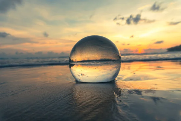 海滩上水晶球上方的壮丽天空 图库图片