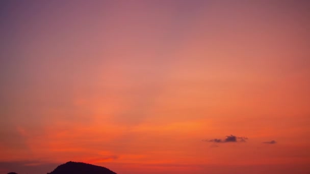 Toller Sonnenuntergang Über Dem Berg Szene Eines Bunten Roten Lichttrogs — Stockvideo