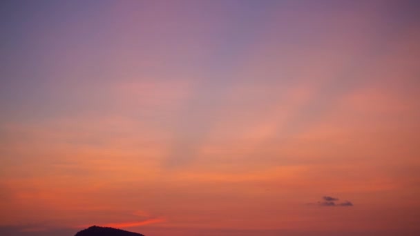 山の向こうにある驚くべき夕日 トワイライトのカラフルな赤い光のトラフのシーン グラデーションカラー スカイテクスチャー 抽象的な自然の背景 — ストック動画