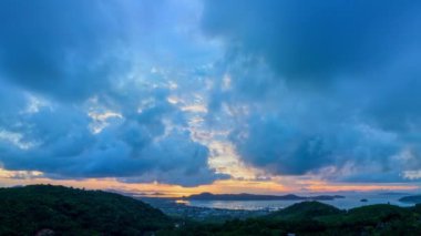 Mavi günbatımında renkli pembe bulutların havada hızlandırılmış videosu. Alışılmadık ve güzel gökyüzü manzarası.